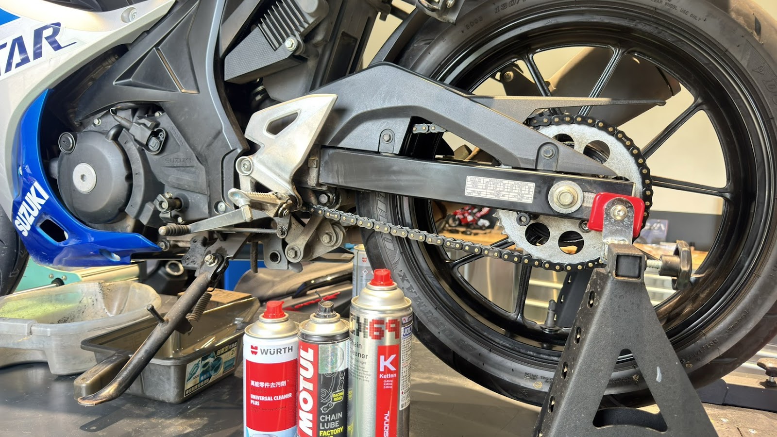 suzuki 重車在鍊條內側噴上適量潤滑油