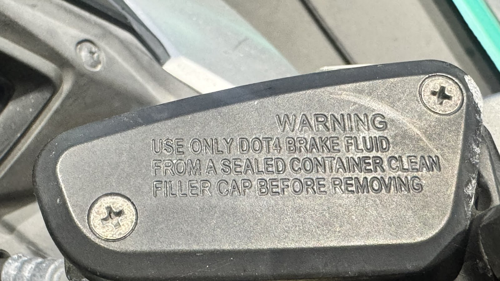 原廠剎車總泵外蓋,會有提醒使用剎車油的DOT編號